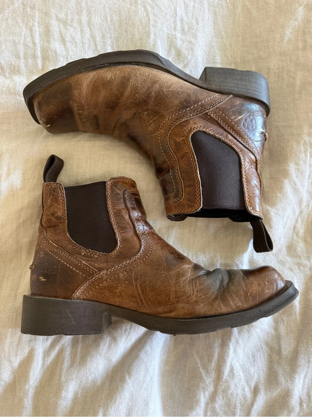 Ariat Men's Midtown Rambler boots in Barn Brown leather